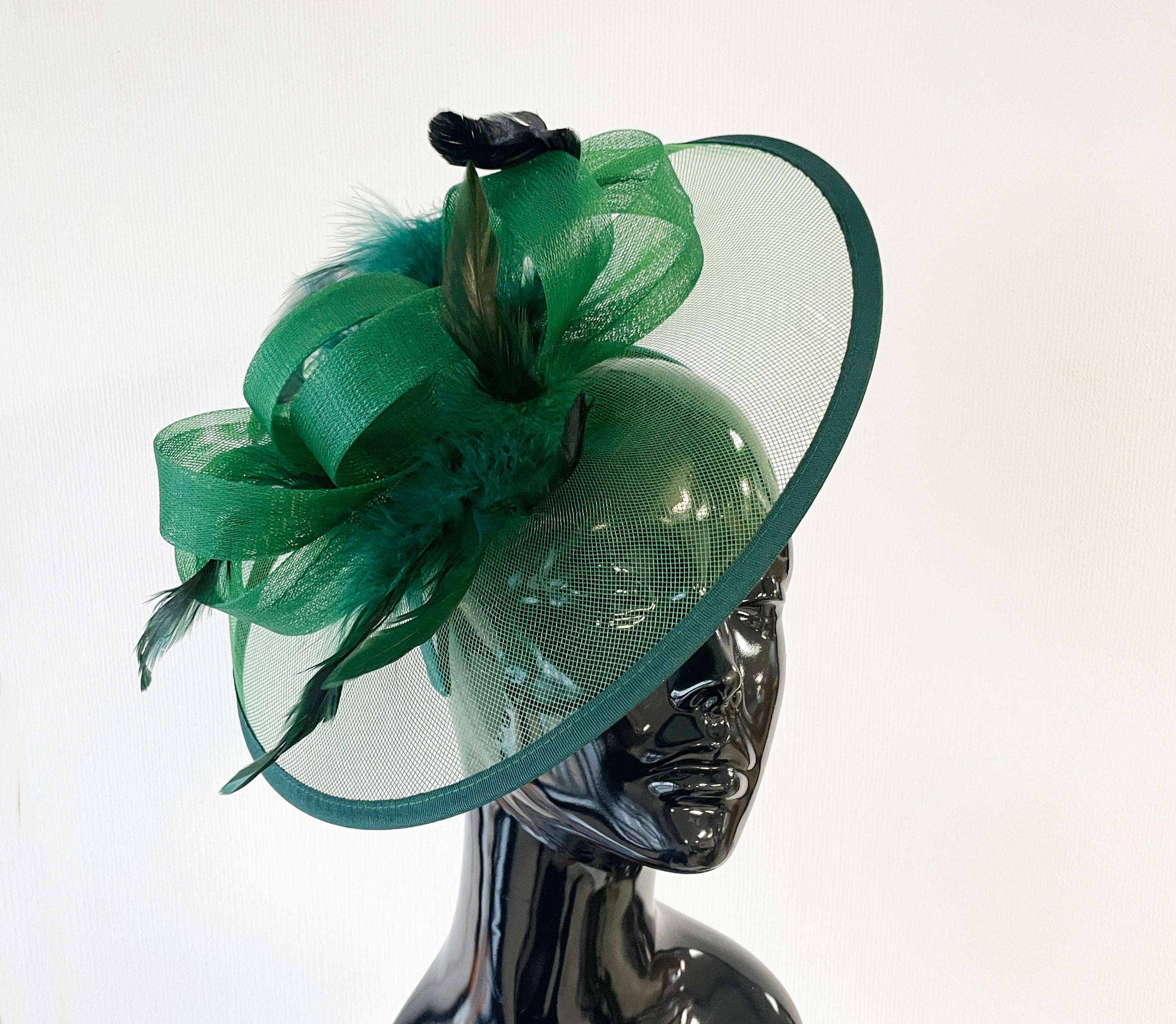 Demi-lune verte Sinamay Fascinator Mariages Ascot Hatinator Races