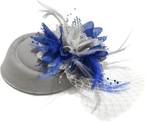 Caprilite Argent Gris et Bleu Royal Fascinator Chapeau Pill Box Fleur Voile Hatinator Royaume-Uni Mariage Ascot Courses Clip Feutre