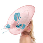 Blush rose pâle bleuet 41 cm grand Sinamay Hatinator disque soucoupe bord chapeau bibi sur bandeau