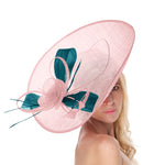 Blush clair rose pâle sarcelle 41 cm grand Sinamay Hatinator disque soucoupe bord chapeau bibi sur bandeau
