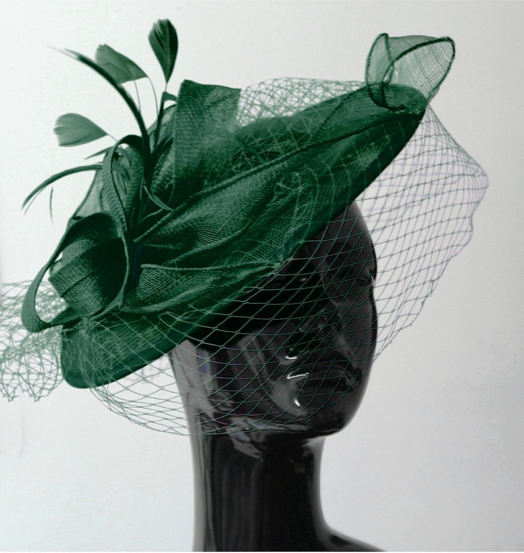 Émeraude vert foncé Caprilite grande soucoupe Sinamay cage à oiseaux voile fascinateur sur bandeau mariage Derby Ascot courses dames chapeau