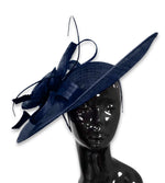 Mélange de crème bleu foncé marine 41 cm grand Sinamay Hatinator disque soucoupe bord chapeau bibi sur bandeau