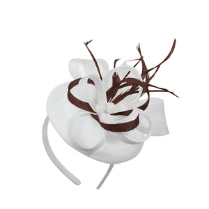 Blanc marron mélange rond pilulier arc Sinamay bandeau bibi mariages Ascot Hatinator courses