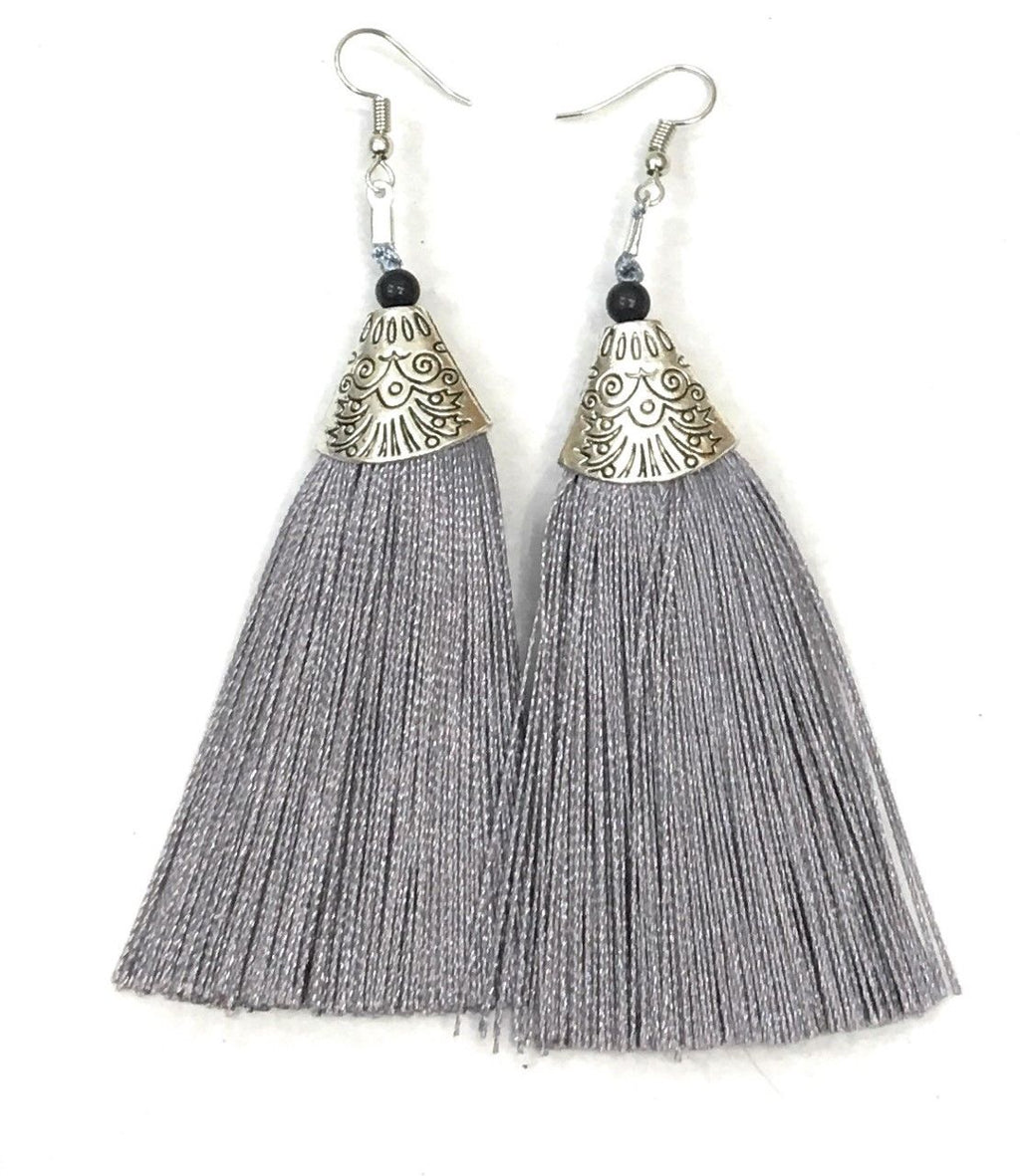 Boucles d'oreilles de fête pendantes en forme de lustre à pampilles funky gris argenté - percées ou à clipser